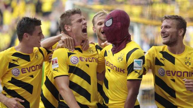 Borussia Dortmund menjuarai Piala Super Jerman, di Dortmund, Rabu (13/8). [Reuters/Ina Fassbender]