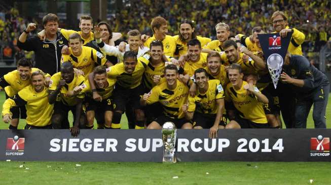 Borussia Dortmund menjuarai Piala Super Jerman, di Dortmund, Rabu (13/8). [Reuters/Ina Fassbender]