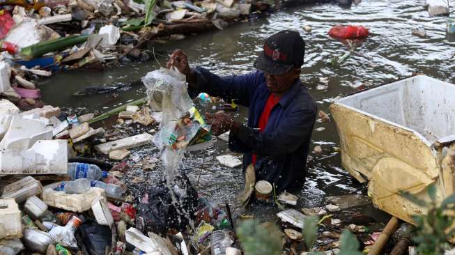 Seorang pemulung mengais rezeki di tumpukan sampah kali pintu air karet Tanah Abang Jakarta, beberapa waktu lalu. Suara.com/Kurniawan Mas'ud