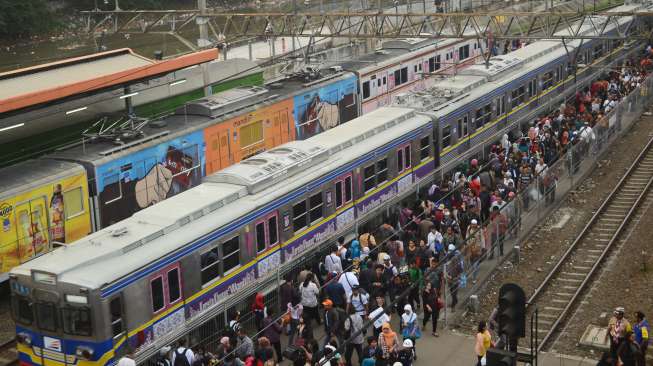 Luar Biasa, Ibu Sarmunah Melahirkan di KRL Jabodetabek