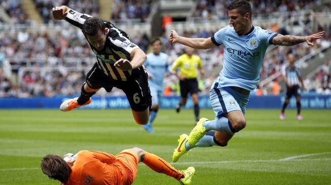 Penjaga gawang Newcastle Tim Krul (bawah) menggagalkan upaya Jovetic [Reuters/Andrew Yates]