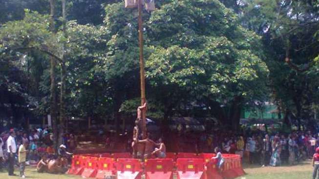 HUT RI ke 69, Bonbin Ragunan Gelar Panjat Pinang