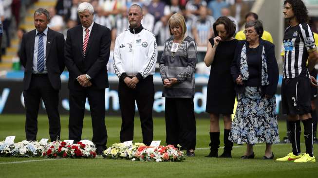 Keluarga korban Malaysia Airlines MH17 meletakkan karangan bunga dan mengheningkan cipta sesaat sebelum pertandingan antara Newcastle vs City dimulai [Reuters/Andrew Yates]