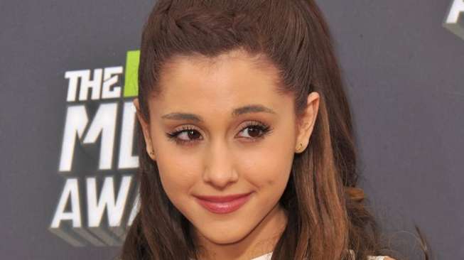 Peluk Ariana Grande, Bieber 'Disemprot' Fans