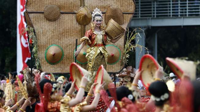 Pawai Seni dan Budaya Kreatif 2014 di kawasan Monas - Jalan Merdeka Barat, Jakarta, Senin (18/8). [suara.com/Kurniawan Mas'ud]