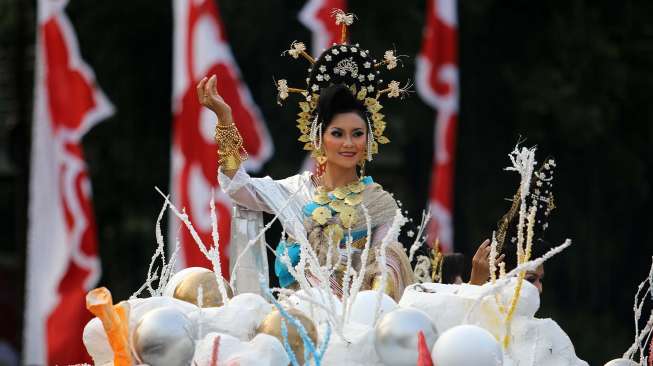 Pawai Seni dan Budaya Kreatif 2014 di kawasan Monas - Jalan Merdeka Barat, Jakarta, Senin (18/8). [suara.com/Kurniawan Mas'ud]