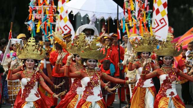 Pawai Seni dan Budaya Kreatif 2014 di kawasan Monas - Jalan Merdeka Barat, Jakarta, Senin (18/8). [suara.com/Kurniawan Mas'ud]