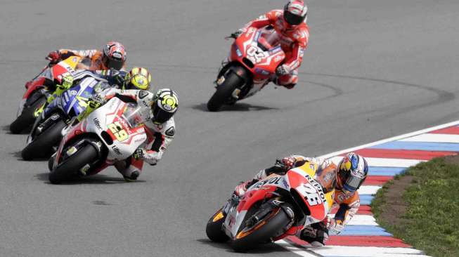 Pebalab Honda Dani Pedrosa menempati posisi pertama di MotoGp  Brno, Minggu (17/8). [Reuters/David W Cerny]