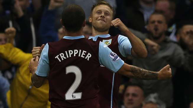 Scott Arfield (belakang) rayakan gol ke gawang Chelsea [Reuters/Andrew Yates]