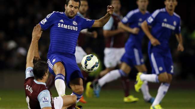 Pemain Burnley mencoba hentikan laju Fabregas (kiri) [Reuters/Andrew Yates]