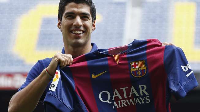 Balik ke Liverpool, Suarez Berikan Jersey Barca Pada Gerrard