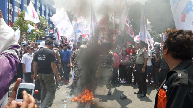 Jelang 21 Agustus, Pendukung Prabowo Bakar Ban di Depan MK