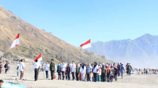 Cerita Komunitas Sociotraveler Peringati HUT RI di Gunung Bromo