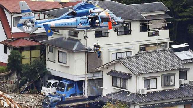 Tanah longsor melanda wilayah Hiroshima, Jepang Barat, Rabu (20/8). Akibatnya, 18 orang tewas dan 13 orang lainnya masih belum ditemukan. [Reuters/Kyodo] 