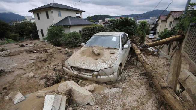 Tanah longsor melanda wilayah Hiroshima, Jepang Barat, Rabu (20/8). Akibatnya, 18 orang tewas dan 13 orang lainnya masih belum ditemukan. [Reuters/Toru Hanai] 