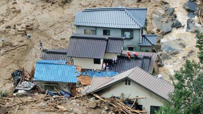 Tanah longsor melanda wilayah Hiroshima, Jepang Barat, Rabu (20/8). Akibatnya, 18 orang tewas dan 13 orang lainnya masih belum ditemukan. [Reuters/Kyodo] 