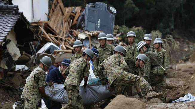 Tanah longsor melanda wilayah Hiroshima, Jepang Barat, Rabu (20/8). Akibatnya, 18 orang tewas dan 13 orang lainnya masih belum ditemukan. [Reuters/Toru Hanai] 