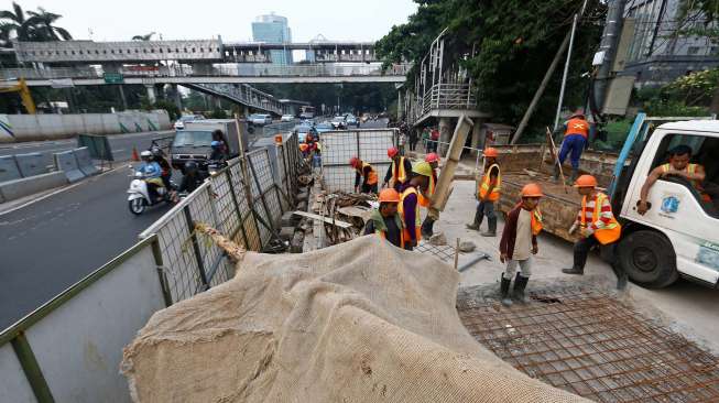 Pekerja di lokasi pengerjaan jalur MRT di jalan Sudirman, Jakarta, Selasa (19/8). [suara.com/Kurnawan Mas'ud]