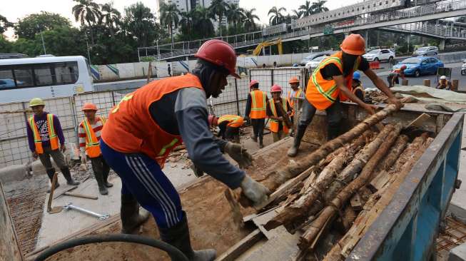 Pekerja di lokasi pengerjaan jalur MRT di jalan Sudirman, Jakarta, Selasa (19/8). [suara.com/Kurnawan Mas'ud]