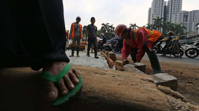 Pekerja di lokasi pengerjaan jalur MRT di jalan Sudirman, Jakarta, Selasa (19/8). [suara.com/Kurnawan Mas'ud]