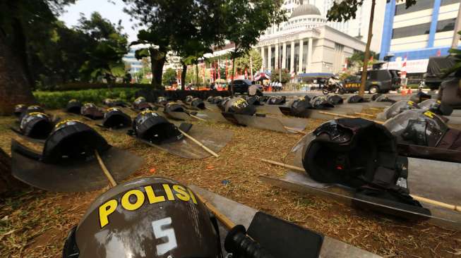 Aparat Kepolisian berjaga di depan gedung Mahkamah Konstitusi RI Jakarta, Rabu (20/8). Menjelang diumumkannya hasil keputusan MK terkait sengketa pilpres 2014, Ibu Kota DKI Jakarta saat ini berstatus Siaga 1. [suara.com/Kurniawan Mas'ud]