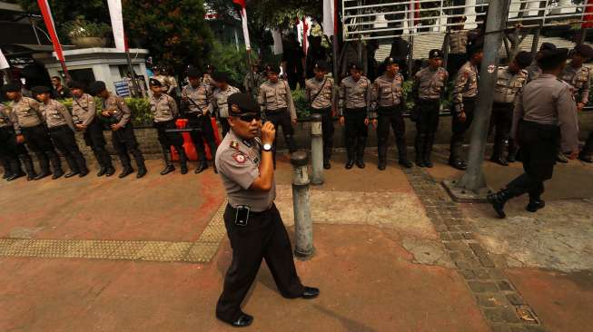 Aparat Kepolisian berjaga di depan gedung Mahkamah Konstitusi RI Jakarta, Rabu (20/8). Menjelang diumumkannya hasil keputusan MK terkait sengketa pilpres 2014, Ibu Kota DKI Jakarta saat ini berstatus Siaga 1. [suara.com/Kurniawan Mas'ud]