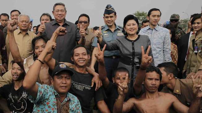 Presiden SBY meresmikan tiga simbol perdamaian dunia di International Peace and Security Center (IPSC), di Sentul, Bogor, Jawa Barat, Selasa (19/8). [Rumgapres/Abror]