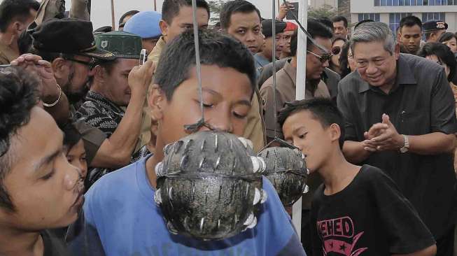 Presiden SBY meresmikan tiga simbol perdamaian dunia di International Peace and Security Center (IPSC), di Sentul, Bogor, Jawa Barat, Selasa (19/8). [Rumgapres/Abror]