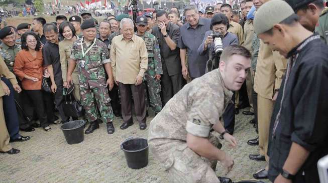 Presiden SBY meresmikan tiga simbol perdamaian dunia di International Peace and Security Center (IPSC), di Sentul, Bogor, Jawa Barat, Selasa (19/8). [Rumgapres/Abror]