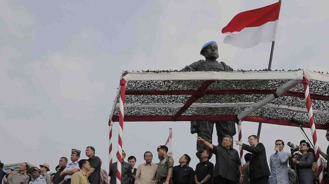 Presiden SBY meresmikan tiga simbol perdamaian dunia di International Peace and Security Center (IPSC), di Sentul, Bogor, Jawa Barat, Selasa (19/8). [Rumgapres/Abror]