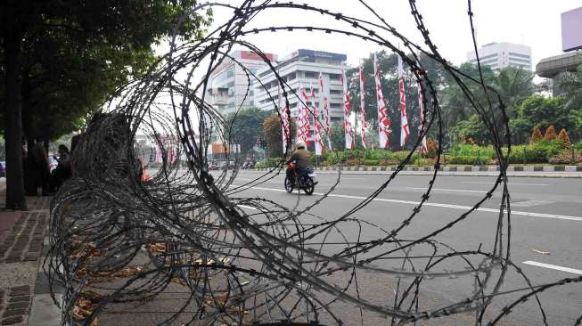 Jalan M.H Thamrin mengarah ke Jalan Medan Merdeka Barat maupun sebaliknya lengang, Jakarta, Kamis (21/8). [suara.com/Adrian Mahakam]