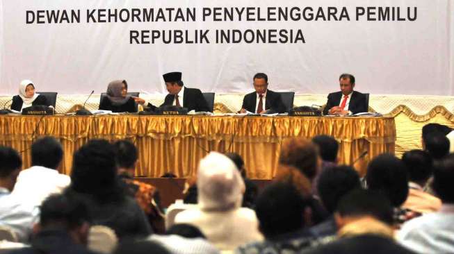 Sidang putusan terkait dugaan pelanggaran kode etik Dewan Kehormatan Penyelenggara Pemilu di kantor Kementerian Agama, Jakarta, Kamis (21/8). [suara.com/Adrian Mahakam]