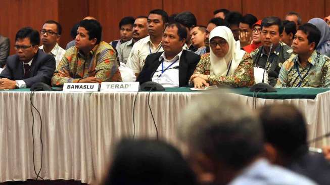 Sidang putusan terkait dugaan pelanggaran kode etik Dewan Kehormatan Penyelenggara Pemilu di kantor Kementerian Agama, Jakarta, Kamis (21/8). [suara.com/Adrian Mahakam]