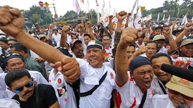 Massa pendukung Pendemo-Hatta mencoba masuk ke Jl Medan Merdeka Barat, mencoba mendekati gedung MK, Kamis (21/8). [suara.com/Kurniawan Mas'ud]