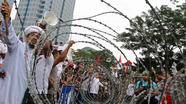 Massa pendukung Pendemo-Hatta mencoba masuk ke Jl Medan Merdeka Barat, mencoba mendekati gedung MK, Kamis (21/8). [suara.com/Kurniawan Mas'ud]