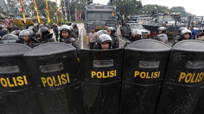 Polisi Bentrok dengan Massa Pendukung Prabowo