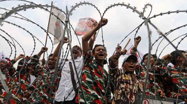 Massa pendukung Pendemo-Hatta mencoba masuk ke Jl Medan Merdeka Barat, mencoba mendekati gedung MK, Kamis (21/8). [suara.com/Kurniawan Mas'ud]