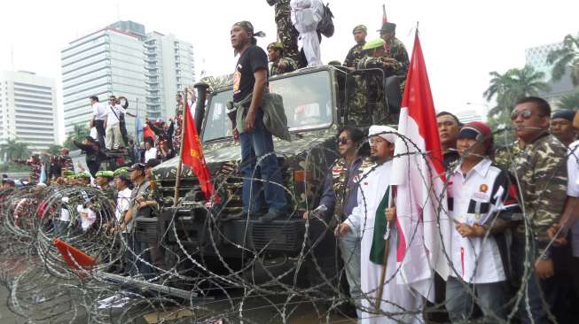 Pendukung Prabowo di Depan Patung Kuda Siap Serbu MK