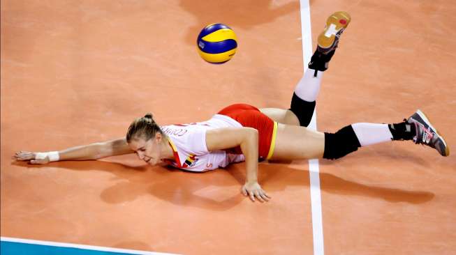 Valerie Courtois asal Belgia gagal mengantisipasi bola, dalam laga kontra Rusia di putaran final Grand Prix Dunia Voli Putri, di Tokyo, Kamis (21/8/2014). [Reuters/Yuya Shino]