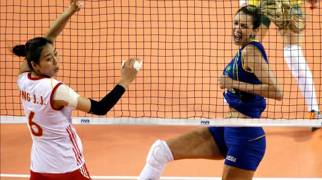 Pemain Brasil, Thaisa Menezes (kanan), usai melepas 'spike' ke arah tim Cina, dalam laga putaran final Grand Prix Dunia Voli Putri, di Tokyo, Kamis (21/8/2014). [Reuters/Yuya Shino]