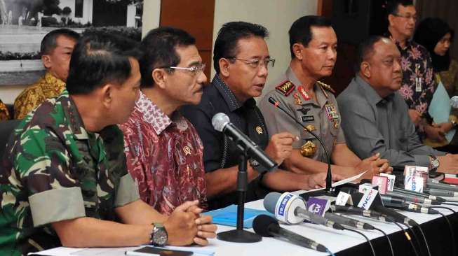 Jumpa Pers Menko Polhukam beserta Panglima TNI, Kapolri, Mendagri, dan Kepala BIN terkait kerusuhan yang terjadi pada saat Sidang Putusan PHPU di depan Bundaran Patung Kuda Kamis kemarin, di Jakarta, Jumat (22/8). [suara.co./adrian Mahakam]