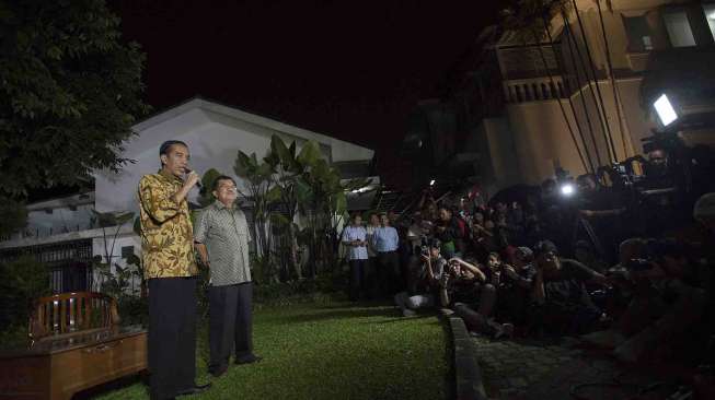 Presiden dan Wakil Presiden terpilih, Joko Widodo (kiri) dan Jusuf Kalla (kanan) memberikan keterangan pers di halaman Rumah Dinas Gubernur DKI Jakarta di Taman Suropati Nomor 7, Jakarta, Kamis (21/8) malam. [Antara/Widodo S. Jusuf]