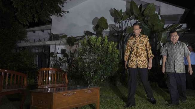 Presiden dan Wakil Presiden terpilih, Joko Widodo (kiri) dan Jusuf Kalla (kanan) memberikan keterangan pers di halaman Rumah Dinas Gubernur DKI Jakarta di Taman Suropati Nomor 7, Jakarta, Kamis (21/8) malam. [Antara/Widodo S. Jusuf]