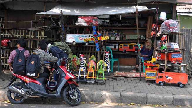 Penjual mainan mobil-mobilan berbahan dasar kayu yang semakin ditinggalkan, di daerah Pasar Minggu, Jakarta, Jumat (22/8). [suara.com/Adrian Mahakam]