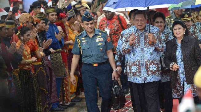 Presiden Susilo Bambang Yudhoyono (dua kanan) didampingi Ibu Negara Ani Yudhoyono (kanan)  menyapa peserta saat membuka Sail Raja Ampat 2014 di Pantai Waisai Torang Cinta (WTC), Raja Ampat, Papua Barat, Sabtu (23/8). [Antara/Prasetyo Utomo]