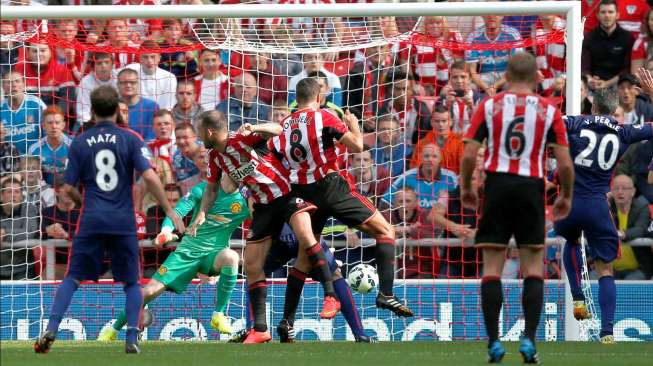 Pemain Sunderland, Jack Rodwell (8), saat mencetak gol penyeimbang ke gawang Manchester United, Minggu (24/8/2014). [Reuters/Andrew Yates]