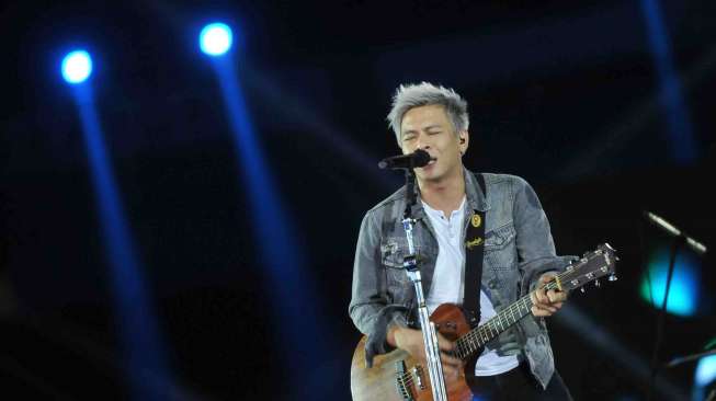 Ariel \"NOAH\" dengan warna rambut barunya di Gelora Bung karno Jakarta, Sabtu (23/8).[suara.com/Adrian Mahakam]