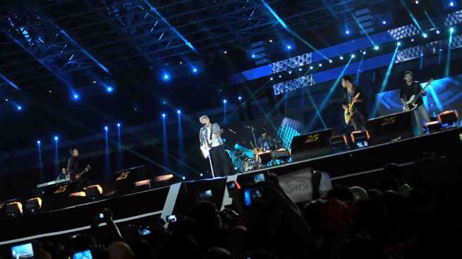 Ariel \"NOAH\" dengan warna rambut barunya di Gelora Bung karno Jakarta, Sabtu (23/8).[suara.com/Adrian Mahakam]