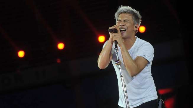 Ariel \"NOAH\" dengan warna rambut barunya di Gelora Bung karno Jakarta, Sabtu (23/8).[suara.com/Adrian Mahakam]