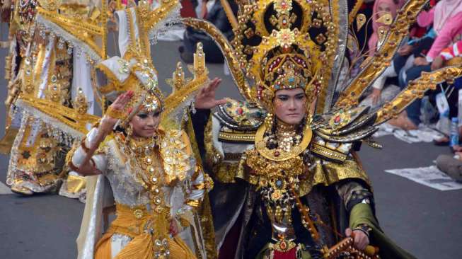 Jember Fashion Carnaval  (JFC) ke-13 di Jember, Jatim, Minggu (24/8). Grand Carnival kali ini bertemakan Triangle Dynamic in Harmony. [Antara/Seno]